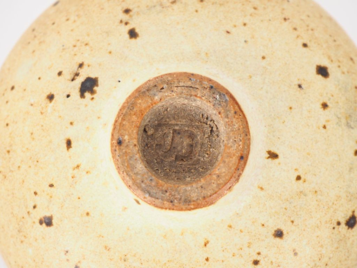 Jean DERVAL.  Bol en grès beige à décor ajouré.  Signé H. 6,5 cm - dia