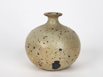 Vente aux enchères Robert DEBLANDER.  Vase en grès beige moucheté.  Signé H. 8,5 cm