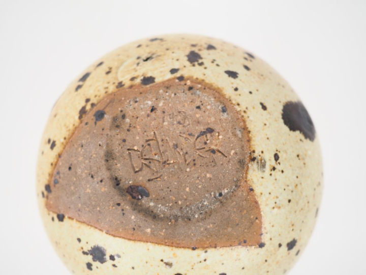 Robert DEBLANDER.  Vase en grès beige moucheté.  Signé H. 8,5 cm