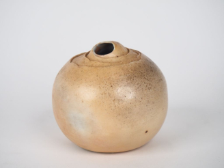 Vente aux enchères Elisabeth JOULIA.  Vase en grès beige. Signé