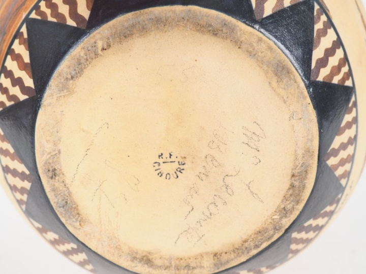 CIBOURE.  Grand vase ovoide à anses signé Garcia de Diego, à décor de 