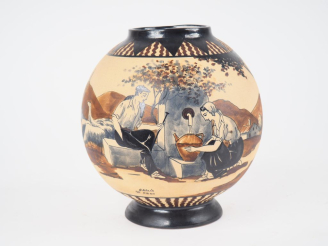 Vente aux enchères CIBOURE.  Vase boule sur piédouche en céramique, à décor de paysan à l