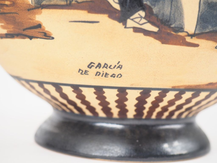 CIBOURE.  Vase boule sur piédouche en céramique, à décor de paysan à l