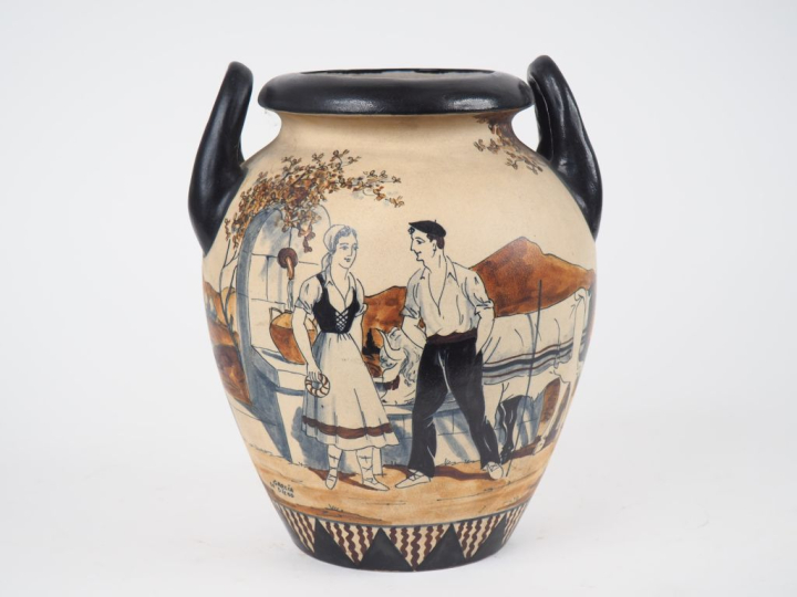CIBOURE.  Vase ovoide à anses, en céramique, à décor de famille basque