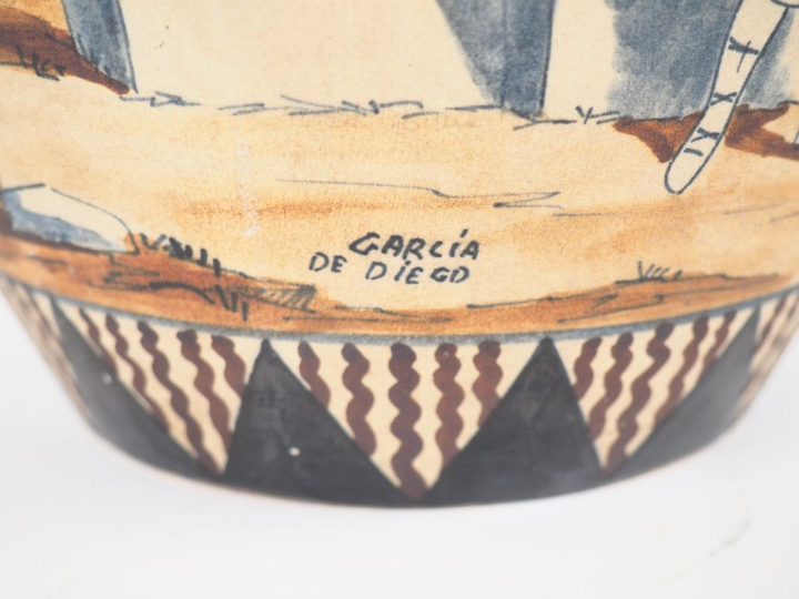 CIBOURE.  Vase ovoide à anses, en céramique, à décor de famille basque