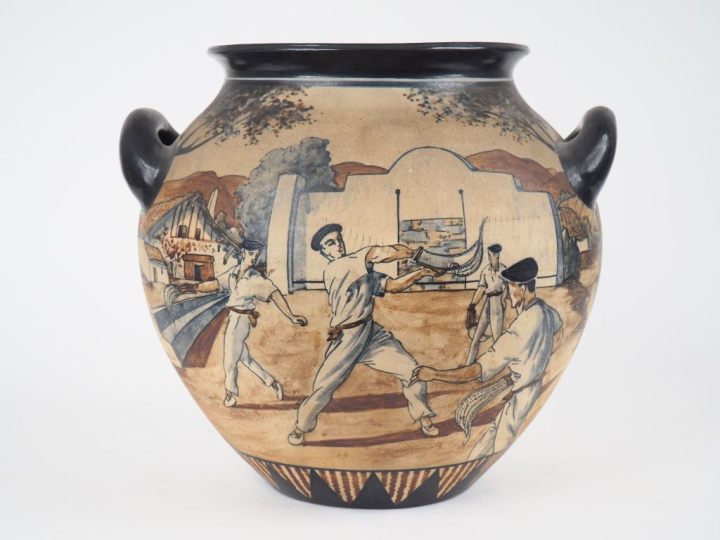 CIBOURE.  Grand vase ovoide à anses en céramique, à décor de pelotari 