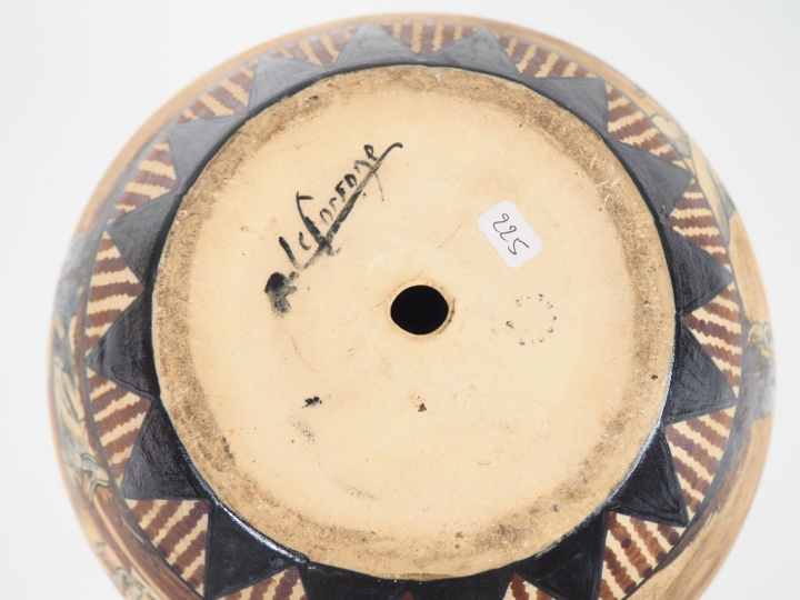 CIBOURE.  Grand vase ovoide à anses en céramique, à décor de pelotari 