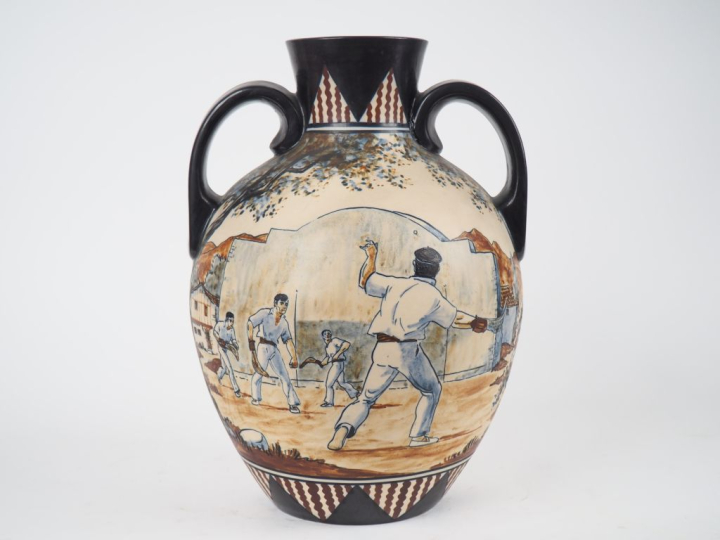 CIBOURE.  Vase ovoide à anses en céramique à décor de pelotari et de f