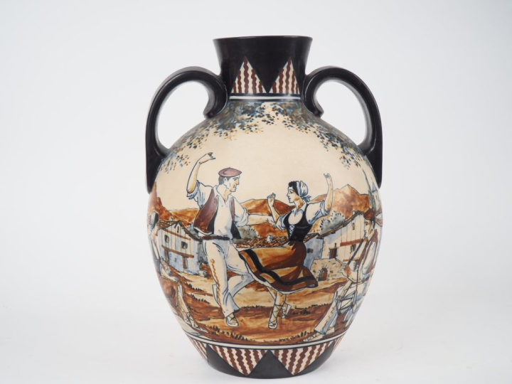 CIBOURE.  Vase ovoide à anses en céramique à décor de pelotari et de f