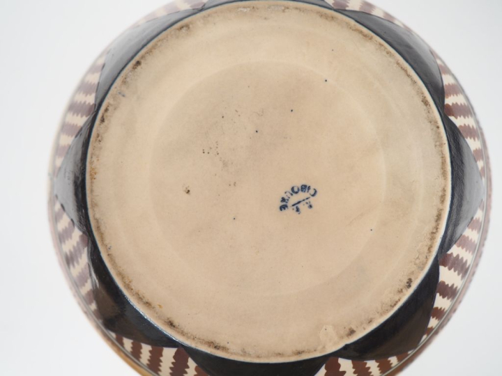 CIBOURE.  Vase ovoide à anses en céramique à décor de pelotari et de f