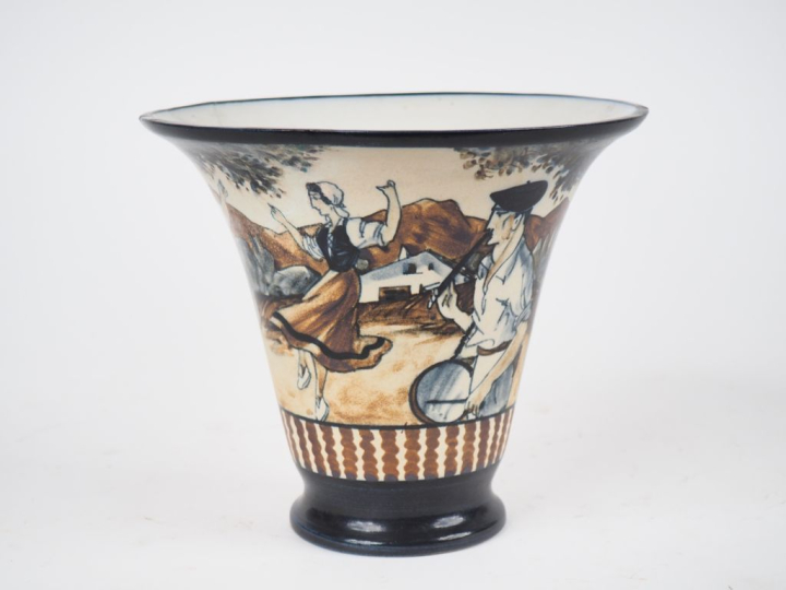 CIBOURE.  Vase cornet en céramique, à décor de fandango signé R. LE CO