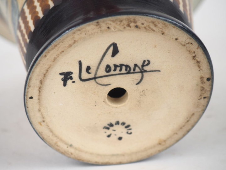 CIBOURE.  Vase cornet en céramique, à décor de fandango signé R. LE CO