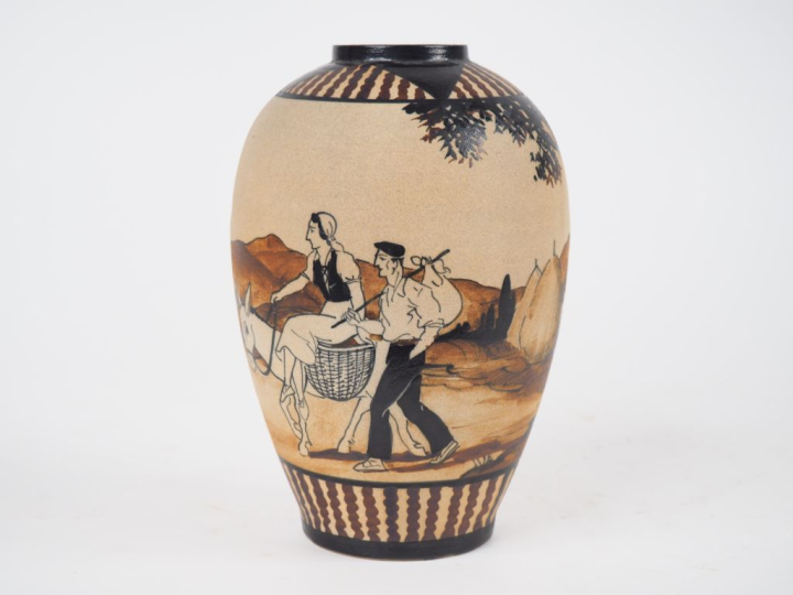 CIBOURE. Vase ovoide en céramique, à décor de paysans basques et leurs