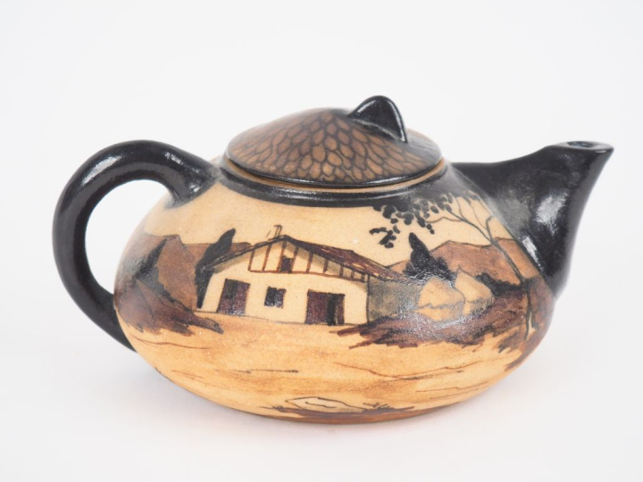 CIBOURE.  Théière en céramique à décor de paysan et de ses bœufs devan