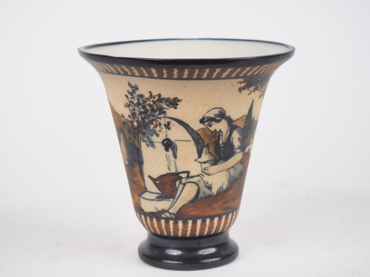 CIBOURE.  Vase cornet en céramique, à décor de paysanne à la fontaine.