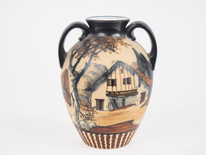 CIBOURE.  Vase ovoide à anses en céramique à décor de paysanne à la fo