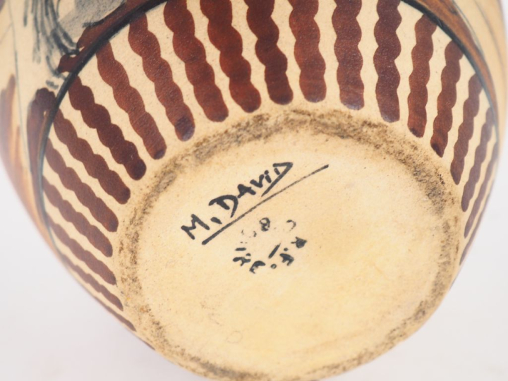 CIBOURE.  Vase ovoide à anses en céramique à décor de paysanne à la fo