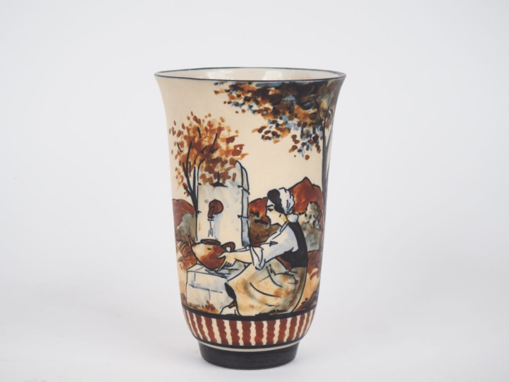 CIBOURE. Petit vase cornet en céramique à décor de paysanne à la fonta