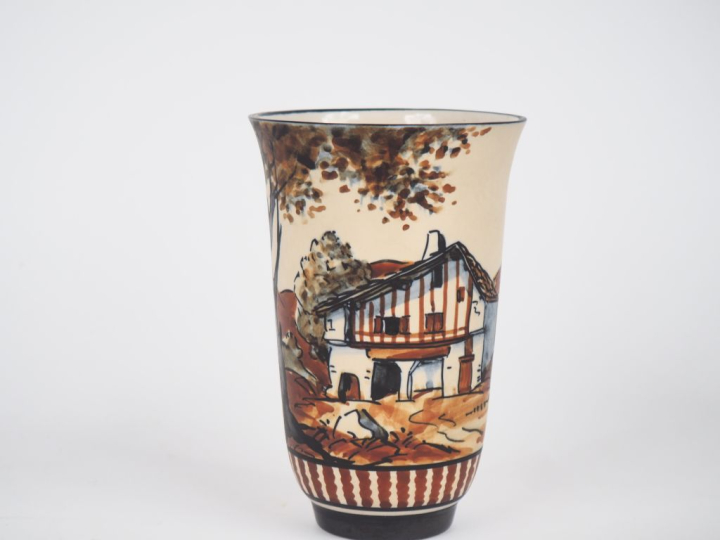 CIBOURE. Petit vase cornet en céramique à décor de paysanne à la fonta