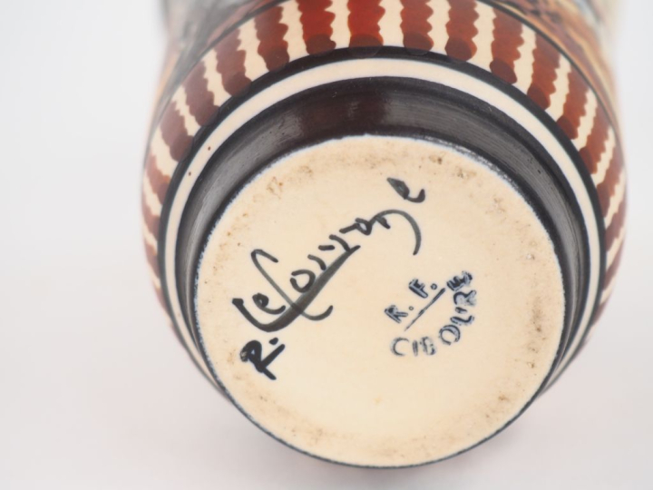 CIBOURE. Petit vase cornet en céramique à décor de paysanne à la fonta