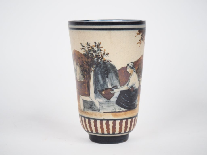 CIBOURE.  Vase cylindrique en céramique à décor de paysanne à la fonta