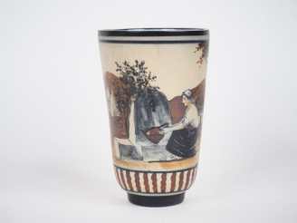 Vente aux enchères CIBOURE.  Vase cylindrique en céramique à décor de paysanne à la fonta