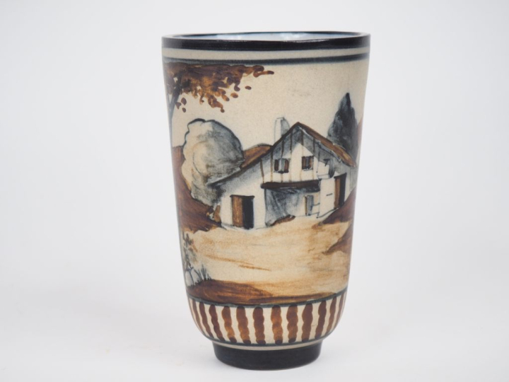 CIBOURE.  Vase cylindrique en céramique à décor de paysanne à la fonta