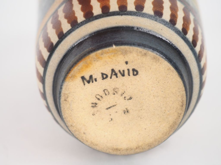 CIBOURE.  Vase cylindrique en céramique à décor de paysanne à la fonta