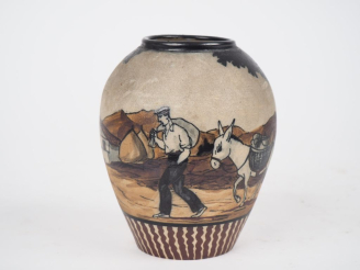 Vente aux enchères CIBOURE.  Vase en céramique à décor de paysan et de son ane devant la 