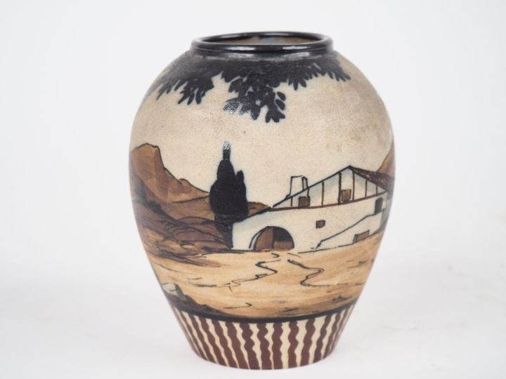 CIBOURE.  Vase en céramique à décor de paysan et de son ane devant la 