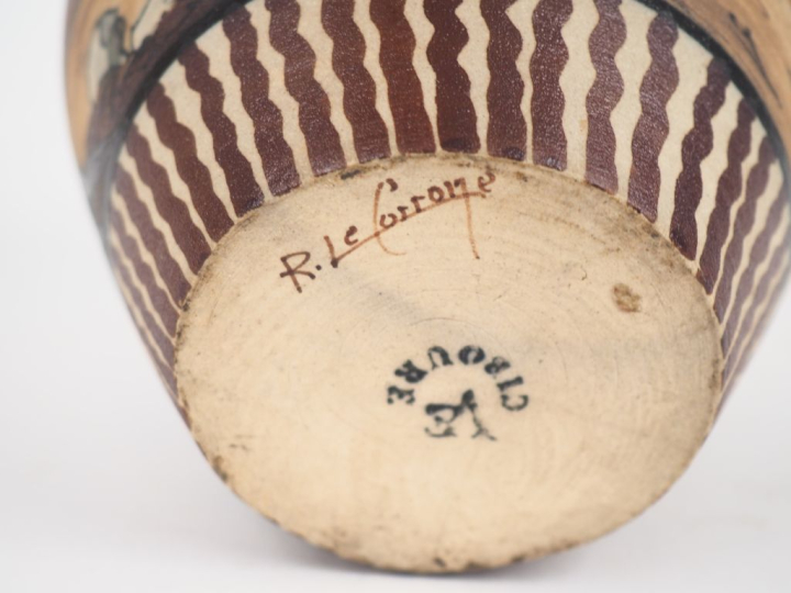 CIBOURE.  Vase en céramique à décor de paysan et de son ane devant la 