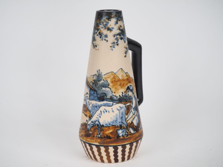 CIBOURE.  Pot à lait en céramique, à décor de paysanne triant ses breb