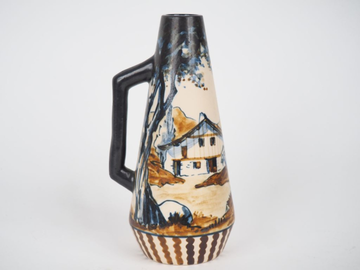 CIBOURE.  Pot à lait en céramique, à décor de paysanne triant ses breb