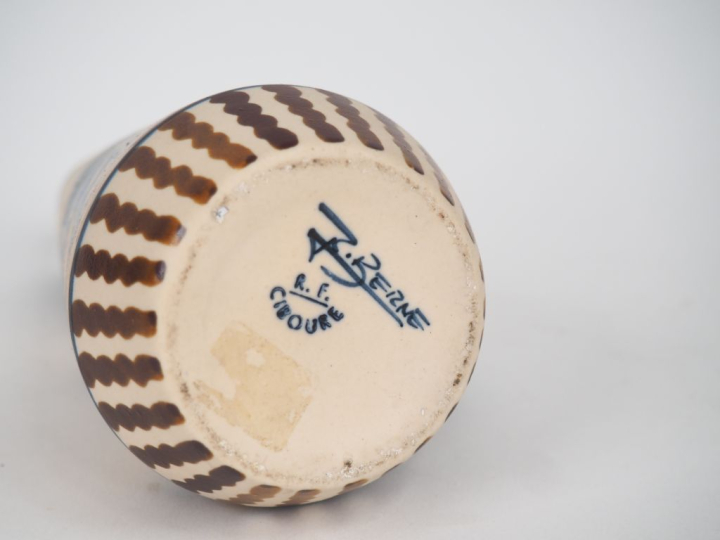 CIBOURE.  Pot à lait en céramique, à décor de paysanne triant ses breb