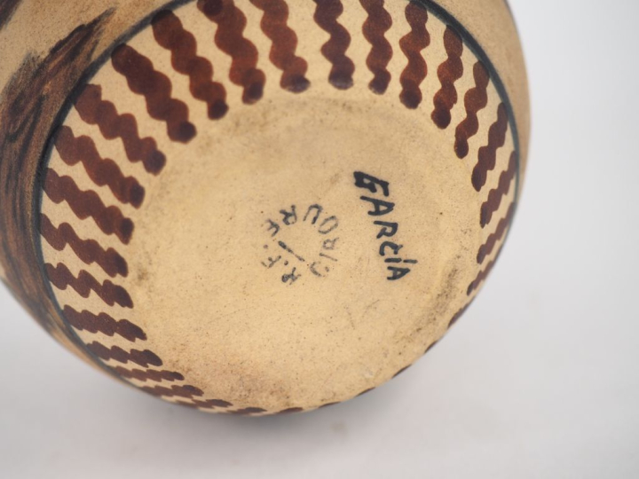 CIBOURE.  Vase ovoide en céramique à décor de paysanne portant une bar