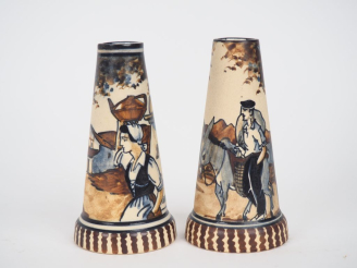 Vente aux enchères CIBOURE.  Deux soliflores en céramique, à décor de paysans.  Signés Be