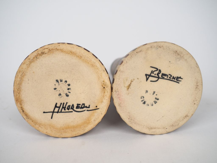 CIBOURE.  Deux soliflores en céramique, à décor de paysans.  Signés Be