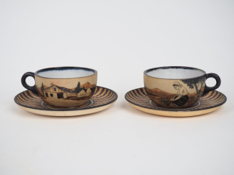 Vente aux enchères CIBOURE.  Paire de tasses et sous tasses à thé en céramique, à décor d