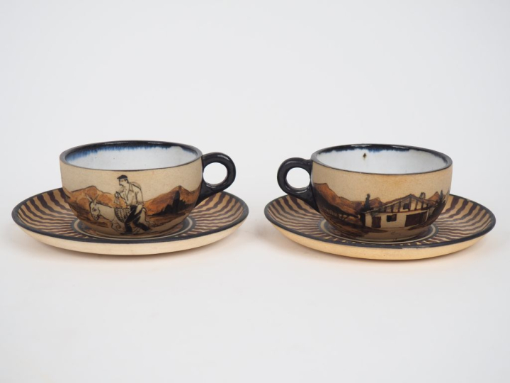 CIBOURE.  Paire de tasses et sous tasses à thé en céramique, à décor d