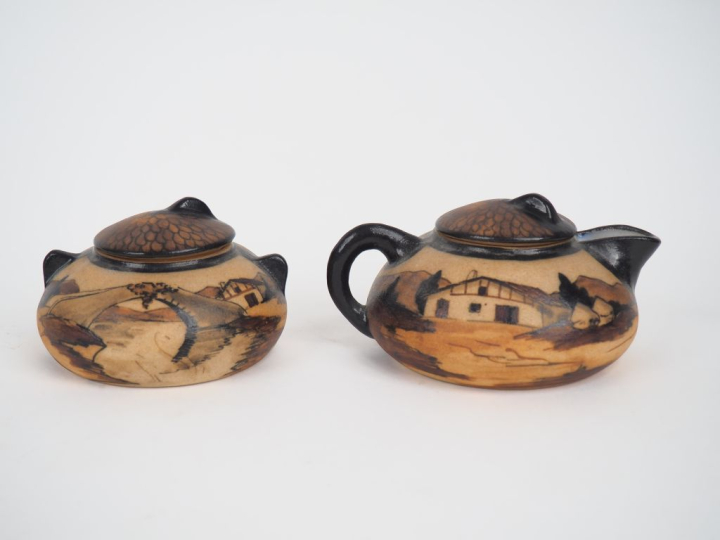 CIBOURE.  Théière et sucrier en céramique, à décor de paysage et de pa