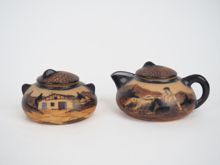 CIBOURE.  Théière et sucrier en céramique, à décor de paysage et de pa
