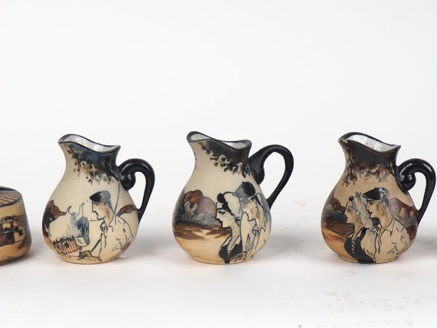 CIBOURE.  3 petits pichets, un cendrier, un vase en céramique, à décor