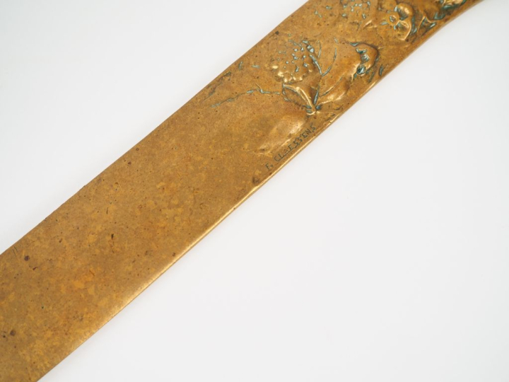 CLAESSENS. Coupe papier Art Nouveau en bronze, à décor de mures. Dim. 