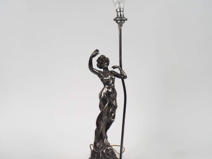 PALADINI.  Sujet 1900 en argent ou métal argenté représentant une jeun