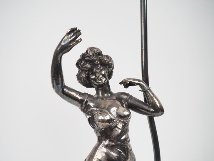 PALADINI.  Sujet 1900 en argent ou métal argenté représentant une jeun