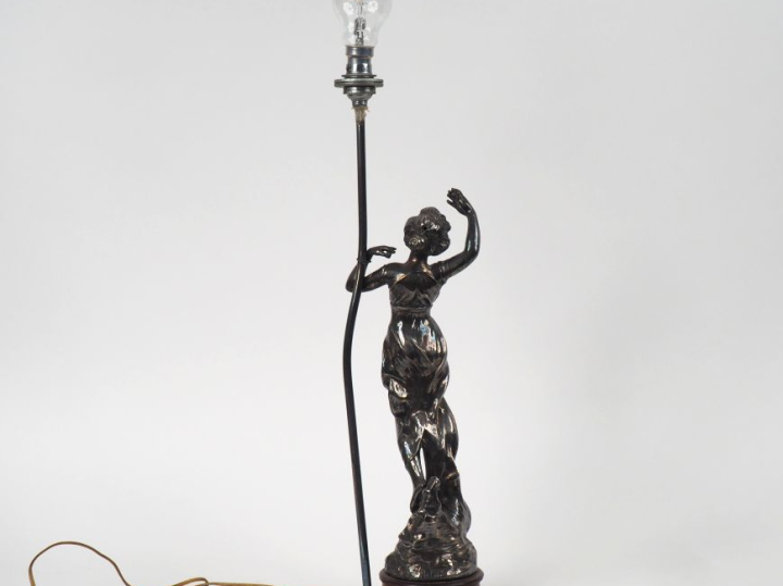 PALADINI.  Sujet 1900 en argent ou métal argenté représentant une jeun