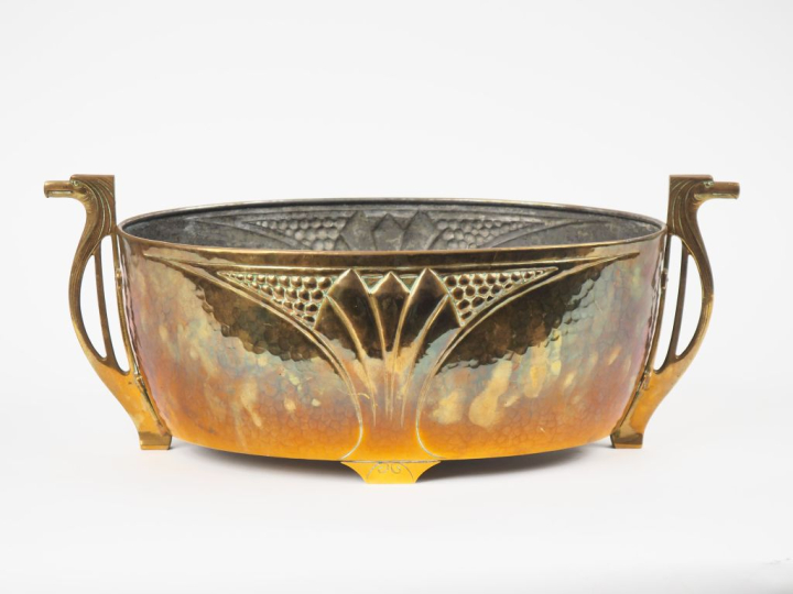Jardinière Art Nouveau en laiton les anses en forme d'oiseau.  Dim. 15