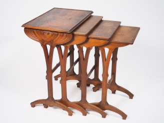 Vente aux enchères GALLE.  Suite de 4 tables gigognes en marqueterie , piétement de la pl