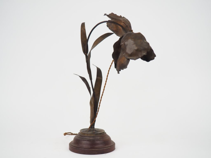 Pied de lampe Art Nouveau en tôle, en forme de fleur. H. 43 cm