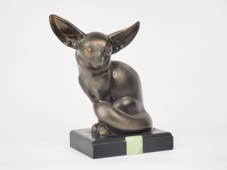 Vente aux enchères ROCHARD.  "le fennec".  Sujet en régule argenté sur un socle en marbre
